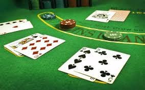 Tampilan meja Baccarat dengan kartu dan hasil tangan